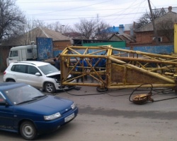 В Ростове-на-Дону кран упал на легковой автомобиль.