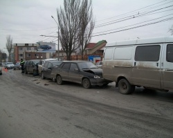 В Ростове на Вавилова столкнулись пять автомобилей.